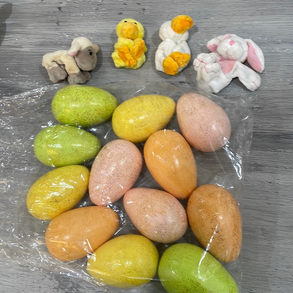 12 glittery solid eggs w/4 magnetic furry friends